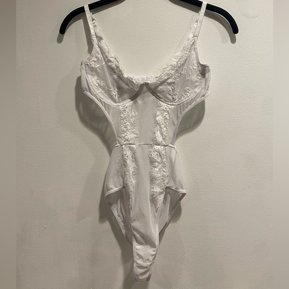 WHITE LACE BODYSUIT🦢